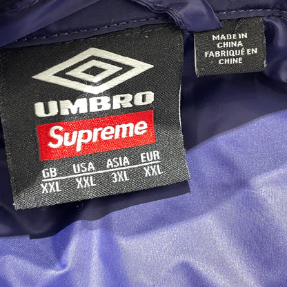 【中古品】【メンズ】 SUPREME シュプリーム × UMBRO アンブロ 別注コラボ 25AW DOWN PUFFER JACKET 2025年秋冬 ダウン パファー ジャケット アウター 149-261004-sa-27-teih サイズ：3XL カラー：ネイビー 万代Net店