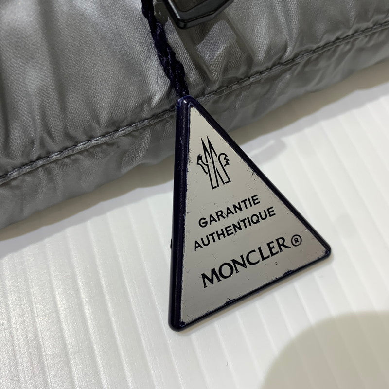 【中古品】【メンズ】 MONCLER モンクレール × GENIUS 5 CRAIG GREEN ジーニアス 5 クレイグ・グリーン 別注 コラボ COOLIDGE GIUBBOTTO E209H4139500 クーリッジ ダウンジャケット アウター 141-261009-ko-17-teih サイズ：2 カラー：レッドシルバーホワイト 万代Net店