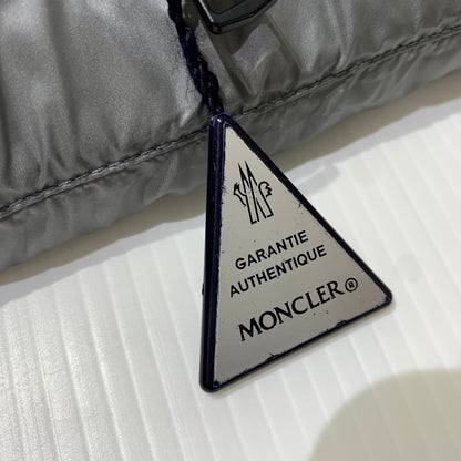 【中古品】【メンズ】 MONCLER モンクレール × GENIUS 5 CRAIG GREEN ジーニアス 5 クレイグ・グリーン 別注 コラボ COOLIDGE GIUBBOTTO E209H4139500 クーリッジ ダウンジャケット アウター 141-261009-ko-17-teih サイズ：2 カラー：レッドシルバーホワイト 万代Net店
