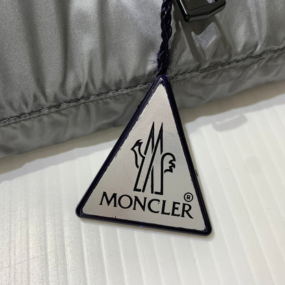 【中古品】【メンズ】 MONCLER モンクレール × GENIUS 5 CRAIG GREEN ジーニアス 5 クレイグ・グリーン 別注 コラボ COOLIDGE GIUBBOTTO E209H4139500 クーリッジ ダウンジャケット アウター 141-261009-ko-17-teih サイズ：2 カラー：レッドシルバーホワイト 万代Net店