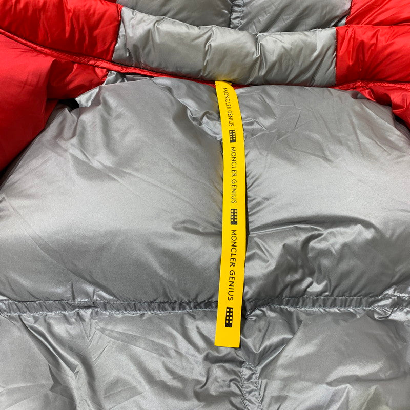 【中古品】【メンズ】 MONCLER モンクレール × GENIUS 5 CRAIG GREEN ジーニアス 5 クレイグ・グリーン 別注 コラボ COOLIDGE GIUBBOTTO E209H4139500 クーリッジ ダウンジャケット アウター 141-261009-ko-17-teih サイズ：2 カラー：レッドシルバーホワイト 万代Net店