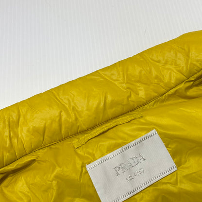 【中古品】【メンズ】 PRADA プラダ TRIANGLE LOGO PLATE DOWN VEST SGA482 R151 ARO トライアングル ロゴプレート ダウンベスト ライトアウター 141-261014-yo-06-teih サイズ：48 カラー：イエロー 万代Net店