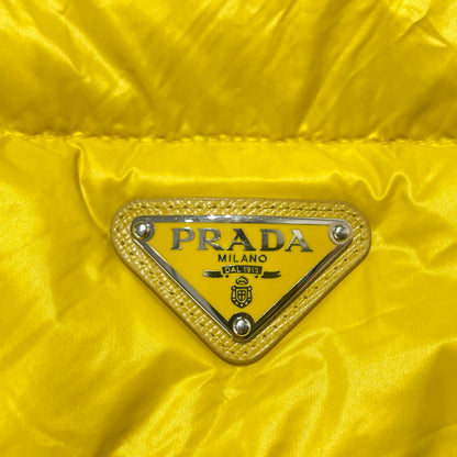 【中古品】【メンズ】 PRADA プラダ TRIANGLE LOGO PLATE DOWN VEST SGA482 R151 ARO トライアングル ロゴプレート ダウンベスト ライトアウター 141-261014-yo-06-teih サイズ：48 カラー：イエロー 万代Net店