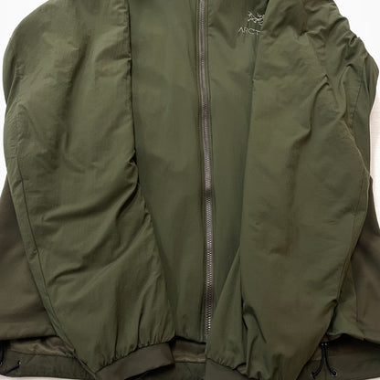 【中古品】【メンズ】 ARC TERYX アークテリクス アークテリクスATOM LT HOODY 24108-129850 アトム エルティ フーディ アウター 144-261007-sa-20-teih サイズ：S カラー：カーキ 万代Net店