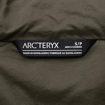 【中古品】【メンズ】 ARC TERYX アークテリクス アークテリクスATOM LT HOODY 24108-129850 アトム エルティ フーディ アウター 144-261007-sa-20-teih サイズ：S カラー：カーキ 万代Net店