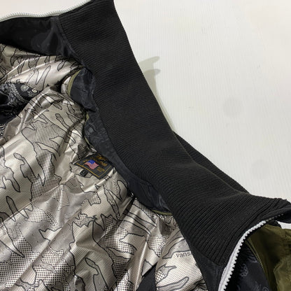 【中古品】【メンズ】 VANSON バンソン OVAL EMBLEM MA-1 FLIGHT JACKET NVJK-2504 オーバルエンブレム MA-1 フライトジャケット アウター 145-261009-ko-10-teih サイズ：L カラー：カーキ 万代Net店