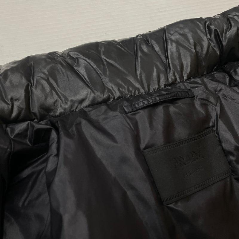 【中古品】【メンズ】 PRADA プラダ SHINY NYLON DOWN JACKET SGC089 シャイニー ナイロン ダウン ジャケット アウター 141-261011-sa-06-teih サイズ：M カラー：ブラック 万代Net店