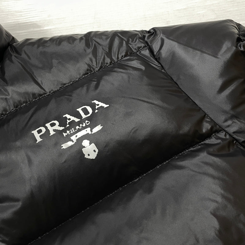 【中古品】【メンズ】 PRADA プラダ SHINY NYLON DOWN JACKET SGC089 シャイニー ナイロン ダウン ジャケット アウター 141-261011-sa-06-teih サイズ：M カラー：ブラック 万代Net店