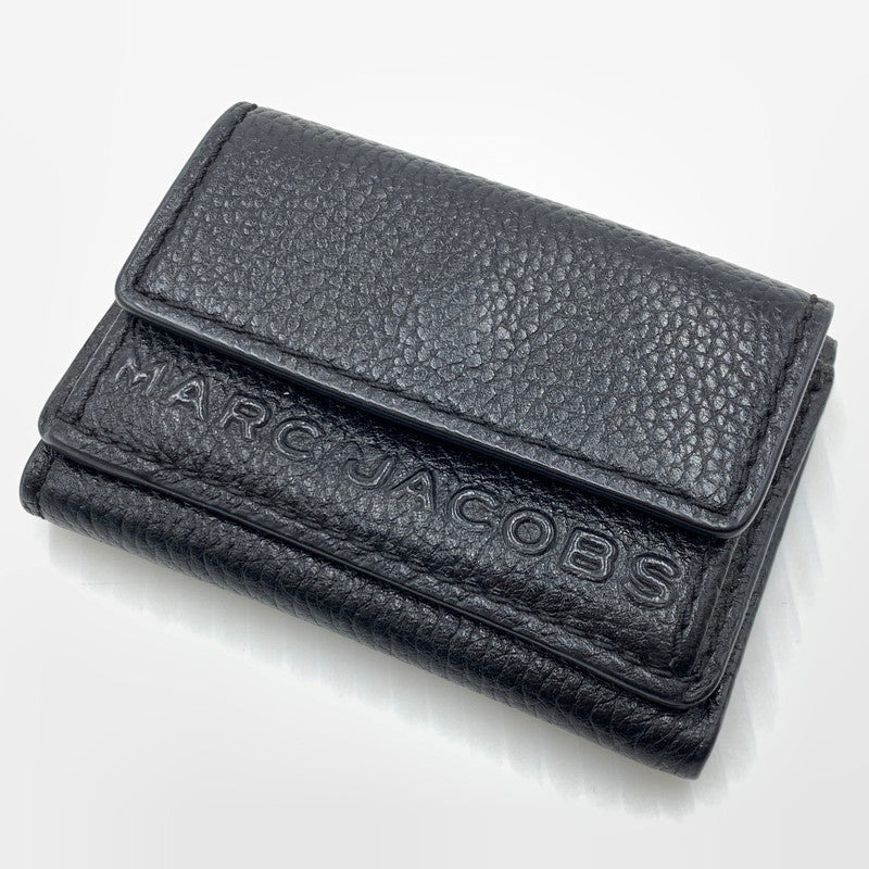 【中古品】【メンズ/レディース】 MARC JACOBS マーク・ジェイコブス THE TEXTURED BOX M0015111 001 テクスチャード ボックス 三つ折り財布 コンパクトウォレット 200-261011-ko-11-teih カラー：ブラック 万代Net店