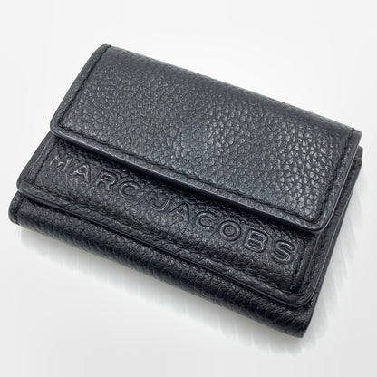 【中古品】【メンズ/レディース】 MARC JACOBS マーク・ジェイコブス THE TEXTURED BOX M0015111 001 テクスチャード ボックス 三つ折り財布 コンパクトウォレット 200-261011-ko-11-teih カラー：ブラック 万代Net店