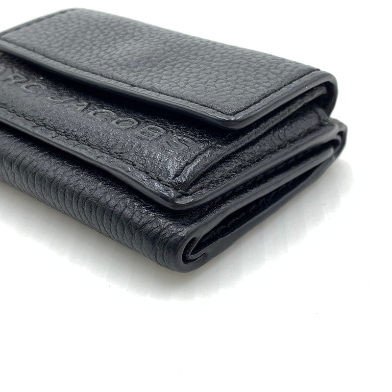 【中古品】【メンズ/レディース】 MARC JACOBS マーク・ジェイコブス THE TEXTURED BOX M0015111 001 テクスチャード ボックス 三つ折り財布 コンパクトウォレット 200-261011-ko-11-teih カラー：ブラック 万代Net店