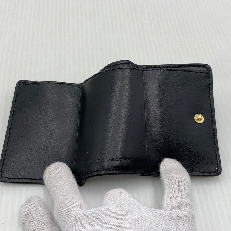 【中古品】【メンズ/レディース】 MARC JACOBS マーク・ジェイコブス THE TEXTURED BOX M0015111 001 テクスチャード ボックス 三つ折り財布 コンパクトウォレット 200-261011-ko-11-teih カラー：ブラック 万代Net店