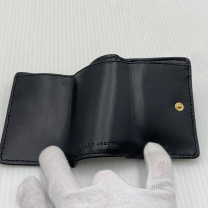 【中古品】【メンズ/レディース】 MARC JACOBS マーク・ジェイコブス THE TEXTURED BOX M0015111 001 テクスチャード ボックス 三つ折り財布 コンパクトウォレット 200-261011-ko-11-teih カラー：ブラック 万代Net店