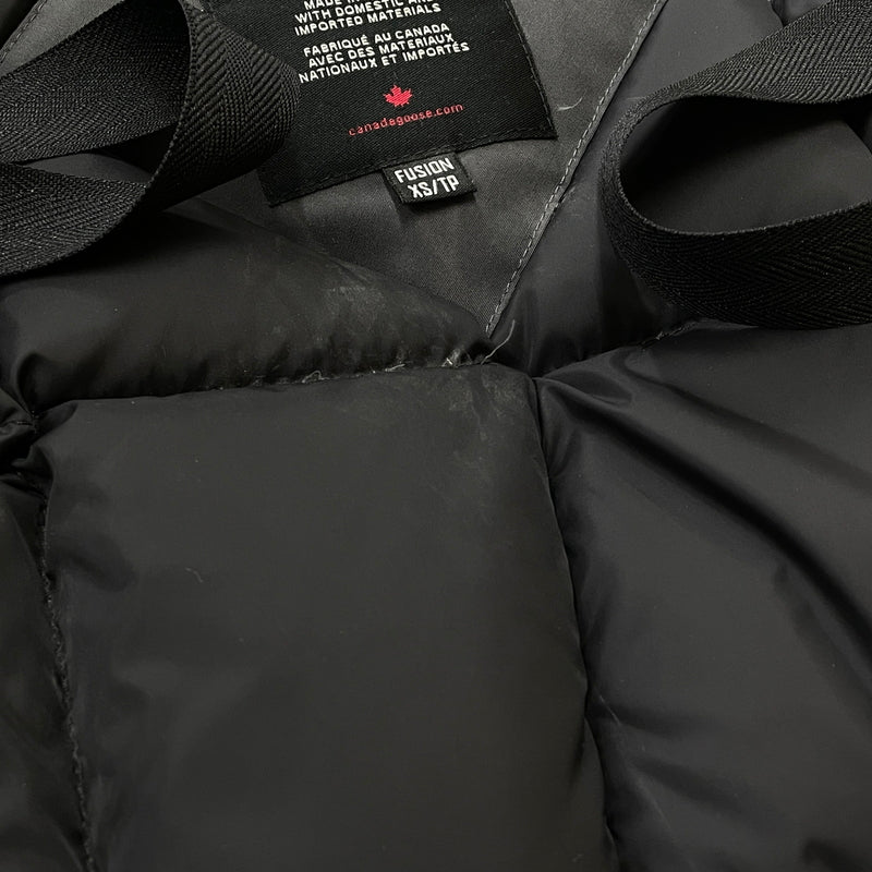 【現状渡し品】【メンズ】 CANADA GOOSE カナダグース VICTORIA PARKA 3037LA ヴィクトリア パーカー アウター 141-261009-sa-06-teih サイズ：XS カラー：グレー 万代Net店
