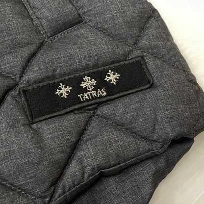 【中古品】【メンズ】 TATRAS タトラス × STRADA EST ストラダ エスト 別注コラボ EXCLUSIVE DOWN VEST MTA6SE4443 エクスクルーシブ ダウン ベスト アウター 141-261011-sa-15-teih サイズ：2 カラー：グレー 万代Net店