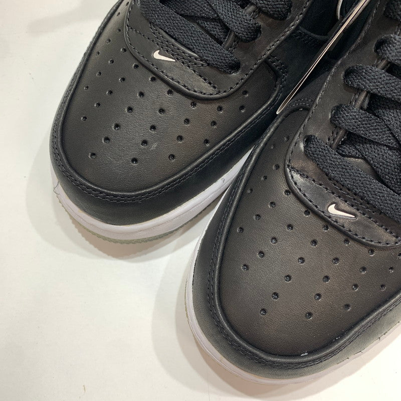【中古品】【メンズ】 NIKE ナイキ×COLIN KAEPERNICK CQ0493-001 AIR FORCE 1 07 CK QS スニーカー 靴 BLACK 箱付き・黒タグ付き ※小さなスレ・外箱日焼けあり 160-261024-io-24-fuzh サイズ：27cm カラー：ブラック 万代Net店