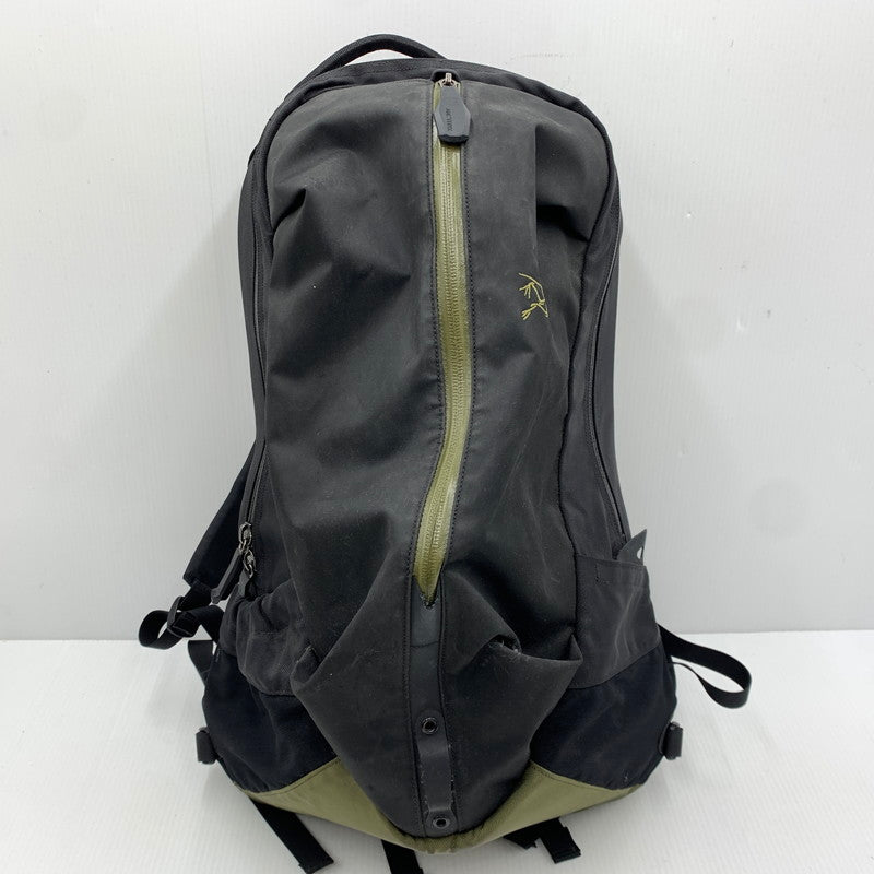 【現状渡し品】【メンズ】 ARC'TERYX アークテリクス ARRO 22 BACKPACK 24016-119936 アロー バックパック カバン リュックサック 188-261014-ko-21-teih カラー：ブラック/カーキ 万代Net店