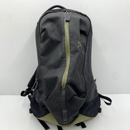 【現状渡し品】【メンズ】 ARC'TERYX アークテリクス ARRO 22 BACKPACK 24016-119936 アロー バックパック カバン リュックサック 188-261014-ko-21-teih カラー：ブラック/カーキ 万代Net店