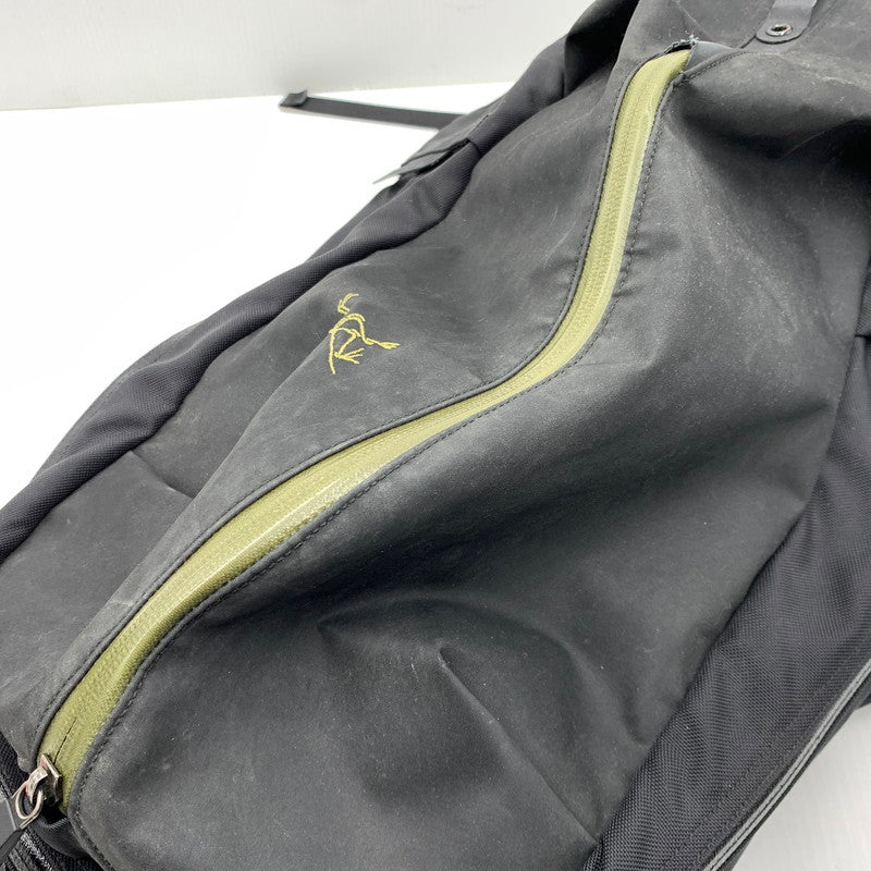 【現状渡し品】【メンズ】 ARC'TERYX アークテリクス ARRO 22 BACKPACK 24016-119936 アロー バックパック カバン リュックサック 188-261014-ko-21-teih カラー：ブラック/カーキ 万代Net店