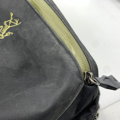 【現状渡し品】【メンズ】 ARC'TERYX アークテリクス ARRO 22 BACKPACK 24016-119936 アロー バックパック カバン リュックサック 188-261014-ko-21-teih カラー：ブラック/カーキ 万代Net店