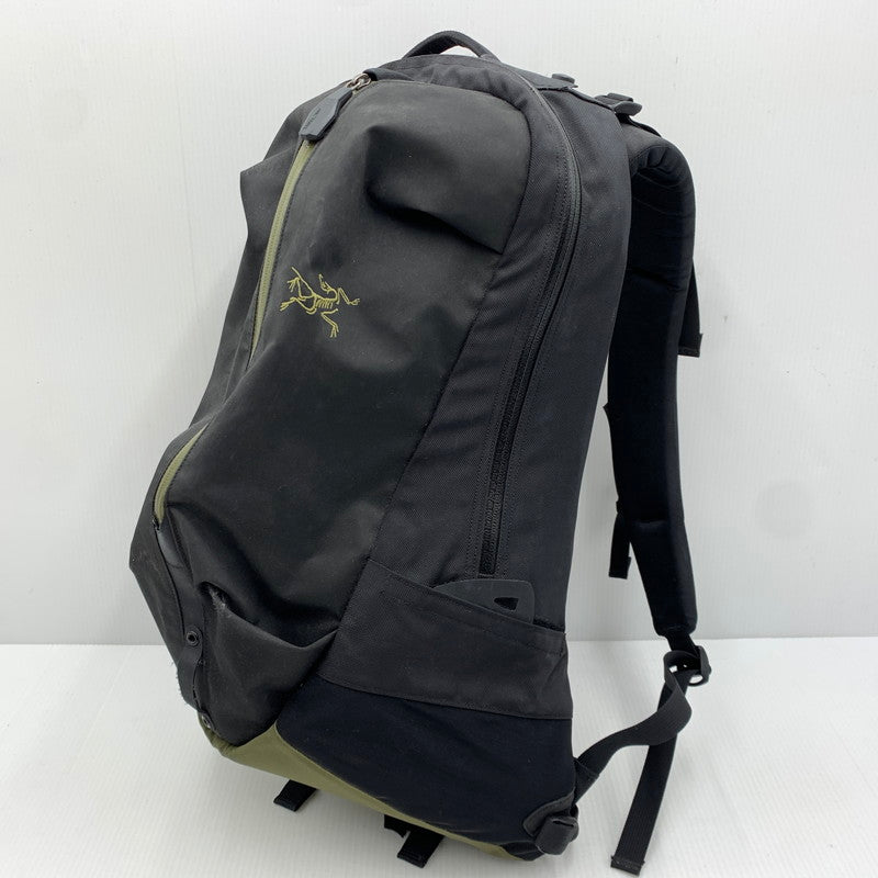 【現状渡し品】【メンズ】 ARC'TERYX アークテリクス ARRO 22 BACKPACK 24016-119936 アロー バックパック カバン リュックサック 188-261014-ko-21-teih カラー：ブラック/カーキ 万代Net店