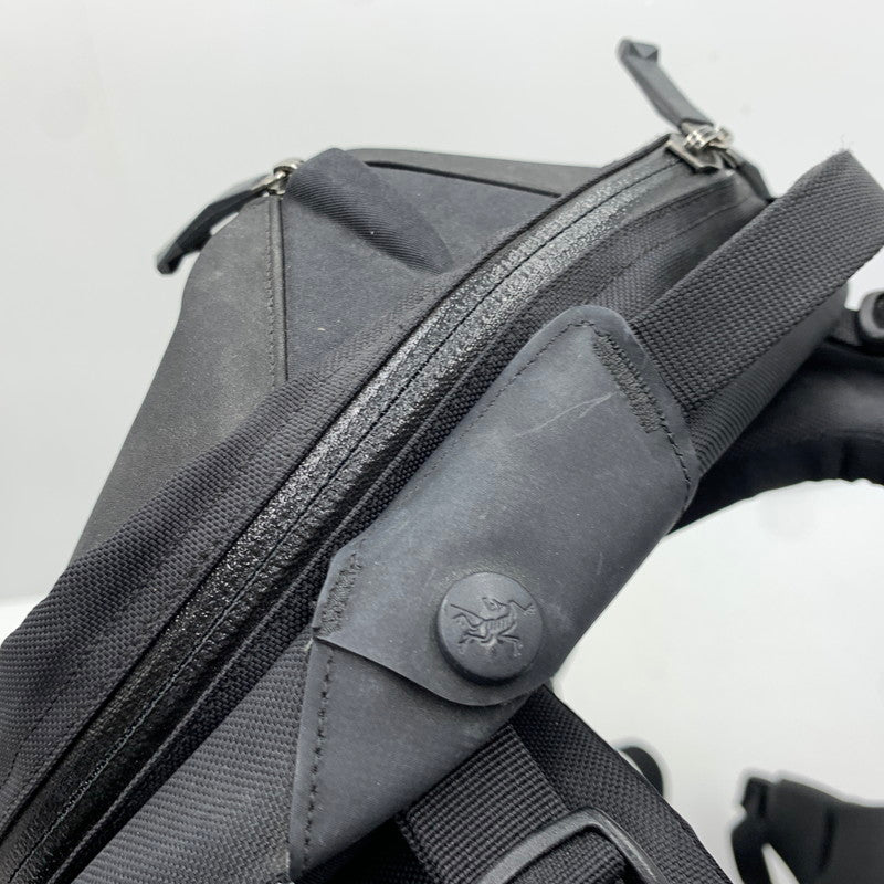 【現状渡し品】【メンズ】 ARC'TERYX アークテリクス ARRO 22 BACKPACK 24016-119936 アロー バックパック カバン リュックサック 188-261014-ko-21-teih カラー：ブラック/カーキ 万代Net店