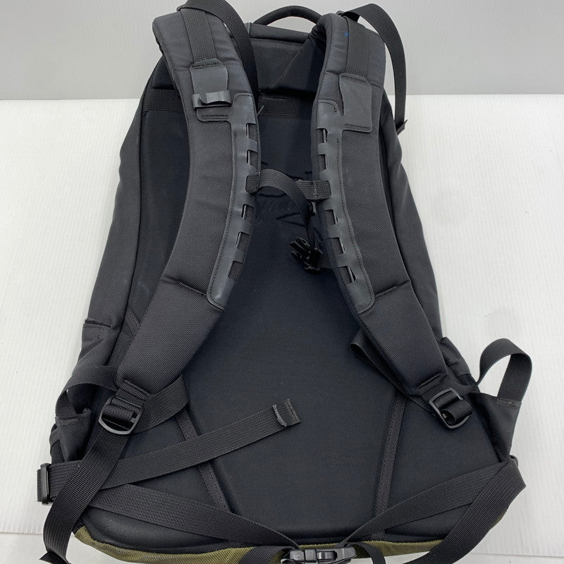 【現状渡し品】【メンズ】 ARC'TERYX アークテリクス ARRO 22 BACKPACK 24016-119936 アロー バックパック カバン リュックサック 188-261014-ko-21-teih カラー：ブラック/カーキ 万代Net店