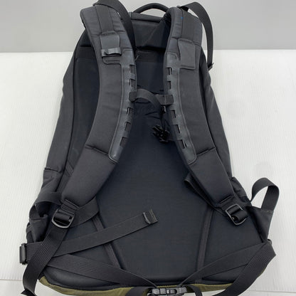 【現状渡し品】【メンズ】 ARC'TERYX アークテリクス ARRO 22 BACKPACK 24016-119936 アロー バックパック カバン リュックサック 188-261014-ko-21-teih カラー：ブラック/カーキ 万代Net店