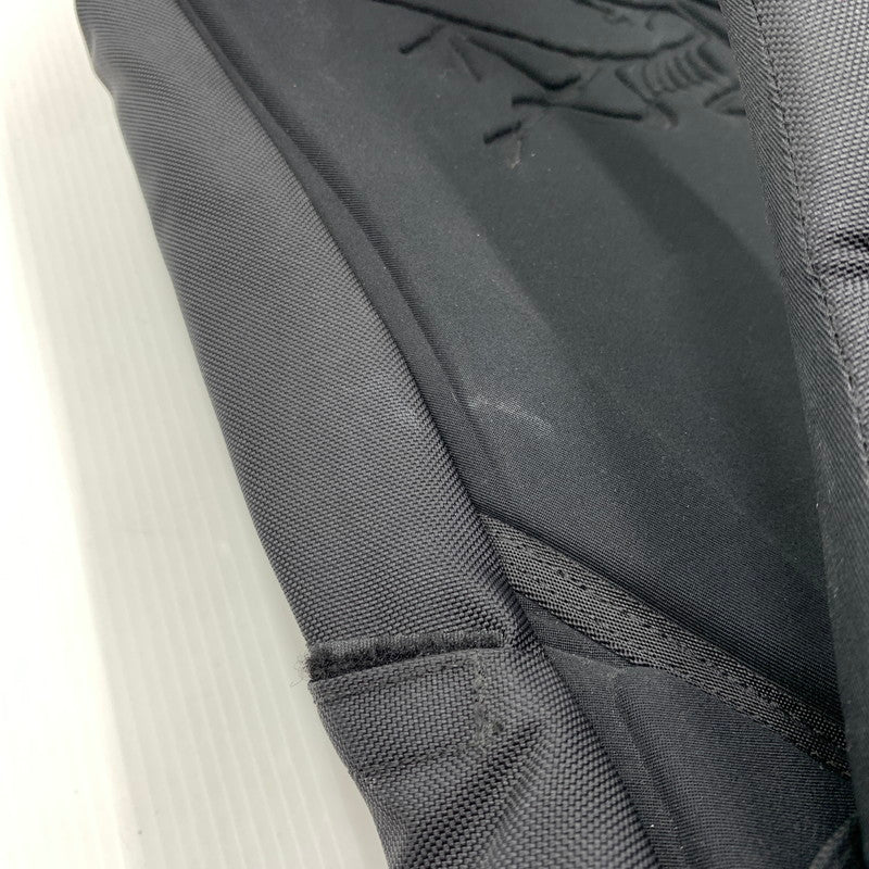 【現状渡し品】【メンズ】 ARC'TERYX アークテリクス ARRO 22 BACKPACK 24016-119936 アロー バックパック カバン リュックサック 188-261014-ko-21-teih カラー：ブラック/カーキ 万代Net店
