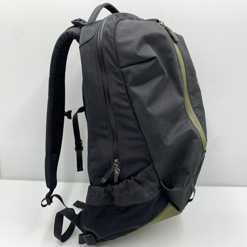 【現状渡し品】【メンズ】 ARC'TERYX アークテリクス ARRO 22 BACKPACK 24016-119936 アロー バックパック カバン リュックサック 188-261014-ko-21-teih カラー：ブラック/カーキ 万代Net店