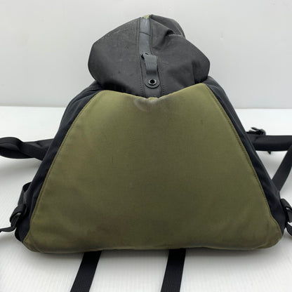 【現状渡し品】【メンズ】 ARC'TERYX アークテリクス ARRO 22 BACKPACK 24016-119936 アロー バックパック カバン リュックサック 188-261014-ko-21-teih カラー：ブラック/カーキ 万代Net店