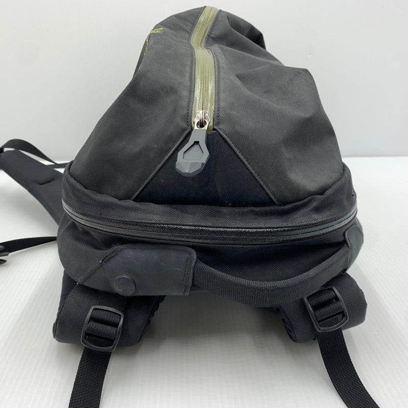 【現状渡し品】【メンズ】 ARC'TERYX アークテリクス ARRO 22 BACKPACK 24016-119936 アロー バックパック カバン リュックサック 188-261014-ko-21-teih カラー：ブラック/カーキ 万代Net店