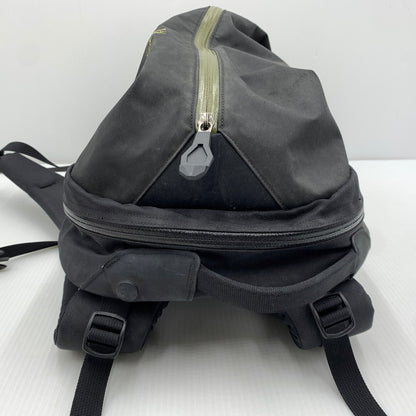 【現状渡し品】【メンズ】 ARC'TERYX アークテリクス ARRO 22 BACKPACK 24016-119936 アロー バックパック カバン リュックサック 188-261014-ko-21-teih カラー：ブラック/カーキ 万代Net店