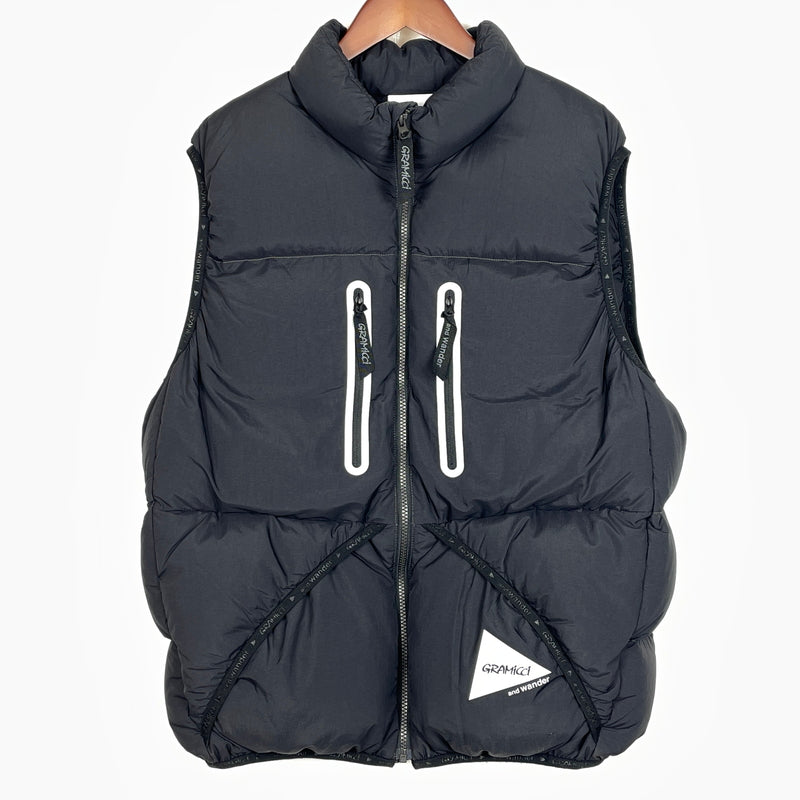 【中古品】【メンズ】 AND WANDER アンドワンダー × GRAMICCI グラミチ 別注コラボ DOWN VEST GUJ4-F3001-M ダウン ベスト アウター 144-261015-sa-03-teih サイズ：L カラー：ブラック 万代Net店