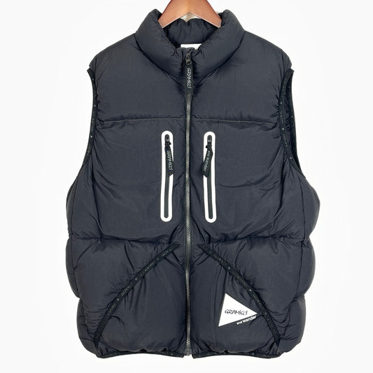 【中古品】【メンズ】 AND WANDER アンドワンダー × GRAMICCI グラミチ 別注コラボ DOWN VEST GUJ4-F3001-M ダウン ベスト アウター 144-261015-sa-03-teih サイズ：L カラー：ブラック 万代Net店