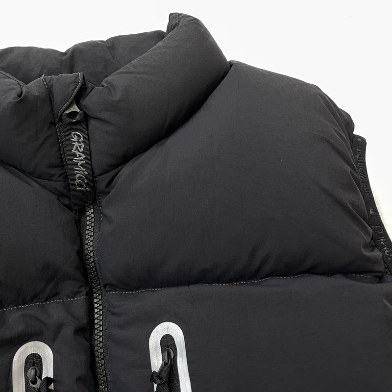 【中古品】【メンズ】 AND WANDER アンドワンダー × GRAMICCI グラミチ 別注コラボ DOWN VEST GUJ4-F3001-M ダウン ベスト アウター 144-261015-sa-03-teih サイズ：L カラー：ブラック 万代Net店