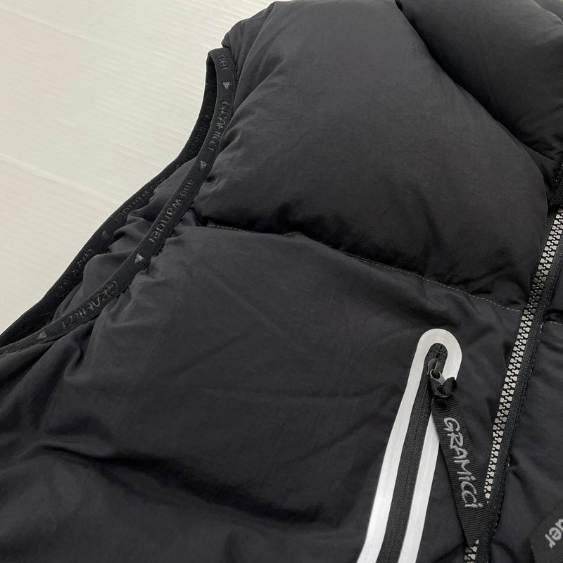 【中古品】【メンズ】 AND WANDER アンドワンダー × GRAMICCI グラミチ 別注コラボ DOWN VEST GUJ4-F3001-M ダウン ベスト アウター 144-261015-sa-03-teih サイズ：L カラー：ブラック 万代Net店