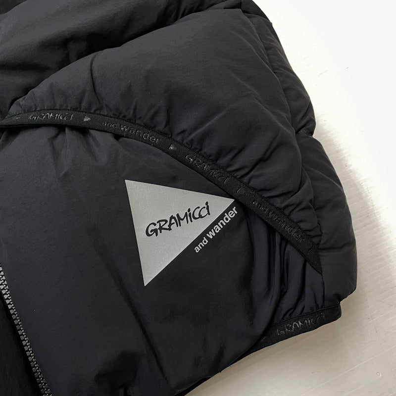 【中古品】【メンズ】 AND WANDER アンドワンダー × GRAMICCI グラミチ 別注コラボ DOWN VEST GUJ4-F3001-M ダウン ベスト アウター 144-261015-sa-03-teih サイズ：L カラー：ブラック 万代Net店