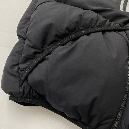 【中古品】【メンズ】 AND WANDER アンドワンダー × GRAMICCI グラミチ 別注コラボ DOWN VEST GUJ4-F3001-M ダウン ベスト アウター 144-261015-sa-03-teih サイズ：L カラー：ブラック 万代Net店