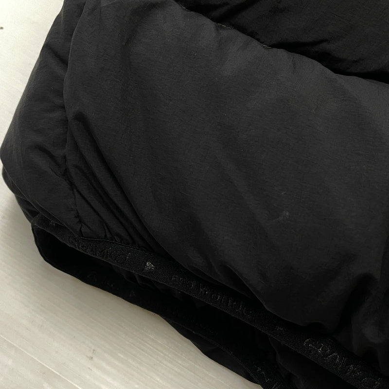 【中古品】【メンズ】 AND WANDER アンドワンダー × GRAMICCI グラミチ 別注コラボ DOWN VEST GUJ4-F3001-M ダウン ベスト アウター 144-261015-sa-03-teih サイズ：L カラー：ブラック 万代Net店
