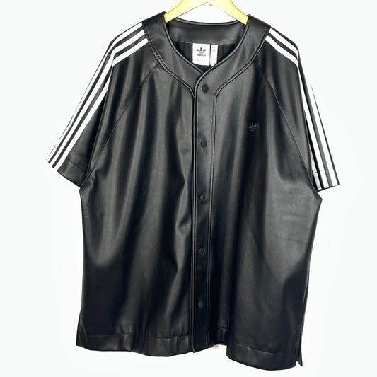 【中古品】【メンズ】 ADIDAS アディダス FAKE LEATHER BASEBALL SHIRT IZ4048 フェイクレザーベースボール シャツ 半袖 トップス 148-261015-sa-01-teih サイズ：2XL カラー：ブラック 万代Net店