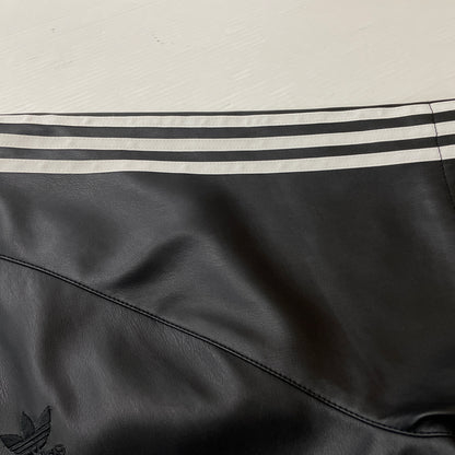 【中古品】【メンズ】 ADIDAS アディダス FAKE LEATHER BASEBALL SHIRT IZ4048 フェイクレザーベースボール シャツ 半袖 トップス 148-261015-sa-01-teih サイズ：2XL カラー：ブラック 万代Net店