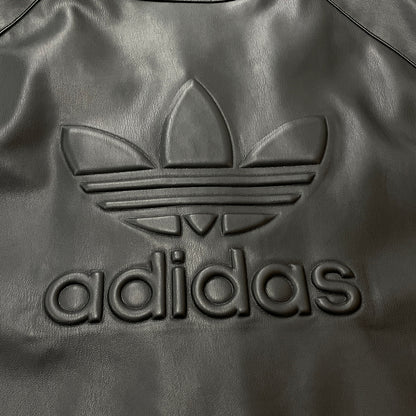 【中古品】【メンズ】 ADIDAS アディダス FAKE LEATHER BASEBALL SHIRT IZ4048 フェイクレザーベースボール シャツ 半袖 トップス 148-261015-sa-01-teih サイズ：2XL カラー：ブラック 万代Net店
