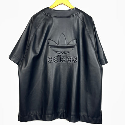 【中古品】【メンズ】 ADIDAS アディダス FAKE LEATHER BASEBALL SHIRT IZ4048 フェイクレザーベースボール シャツ 半袖 トップス 148-261015-sa-01-teih サイズ：2XL カラー：ブラック 万代Net店
