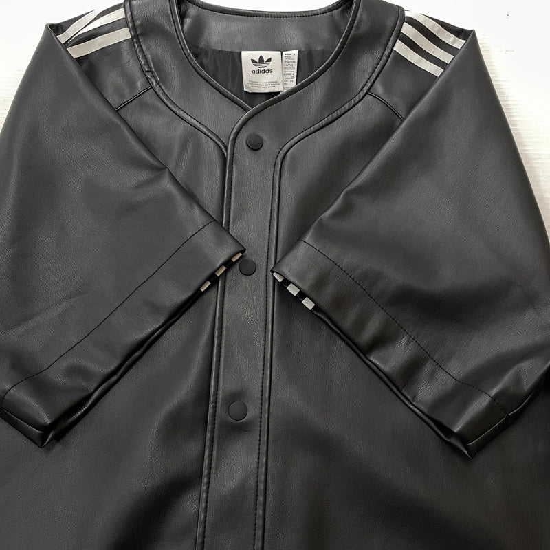 【中古品】【メンズ】 ADIDAS アディダス FAKE LEATHER BASEBALL SHIRT IZ4048 フェイクレザーベースボール シャツ 半袖 トップス 148-261015-sa-01-teih サイズ：2XL カラー：ブラック 万代Net店