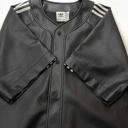 【中古品】【メンズ】 ADIDAS アディダス FAKE LEATHER BASEBALL SHIRT IZ4048 フェイクレザーベースボール シャツ 半袖 トップス 148-261015-sa-01-teih サイズ：2XL カラー：ブラック 万代Net店