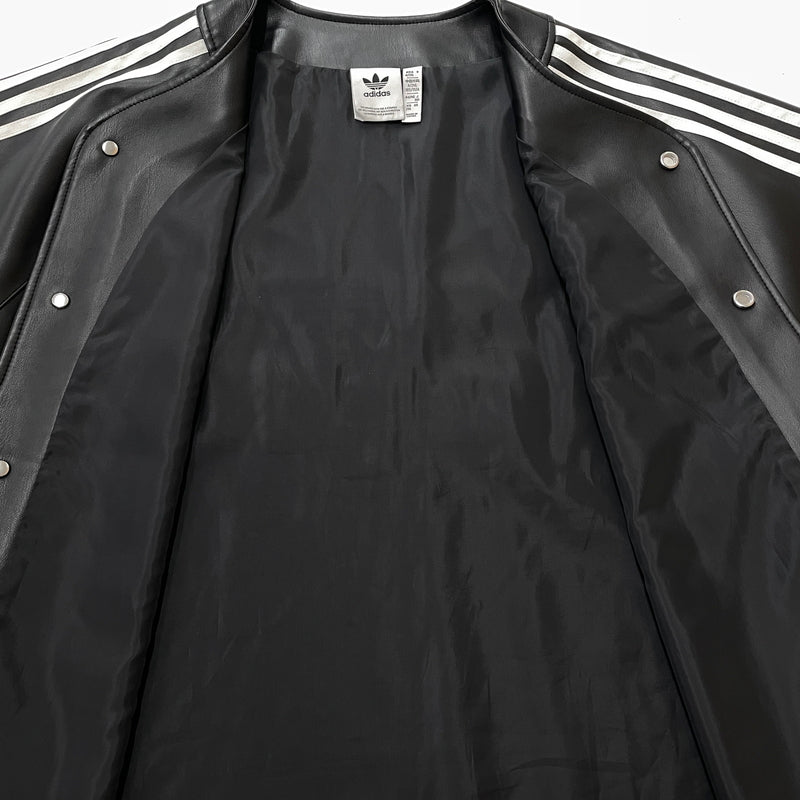 【中古品】【メンズ】 ADIDAS アディダス FAKE LEATHER BASEBALL SHIRT IZ4048 フェイクレザーベースボール シャツ 半袖 トップス 148-261015-sa-01-teih サイズ：2XL カラー：ブラック 万代Net店