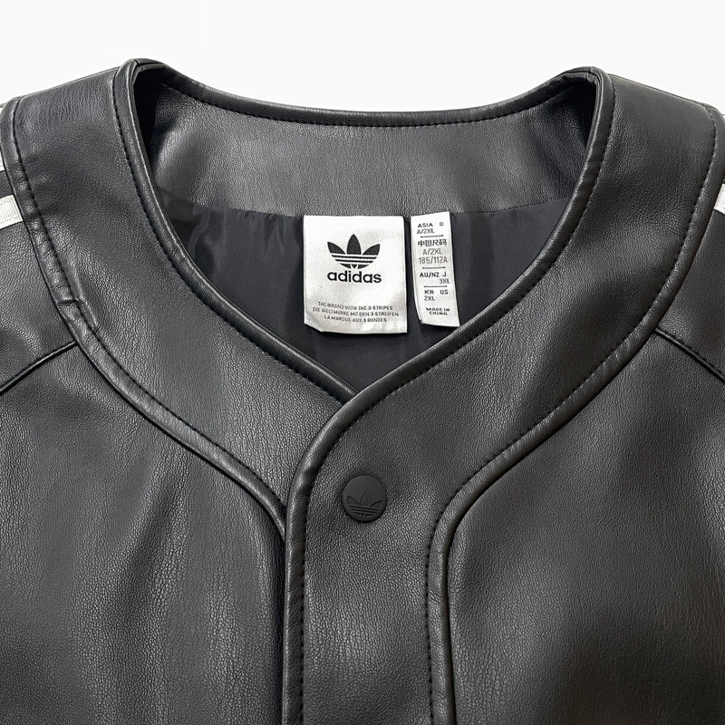 【中古品】【メンズ】 ADIDAS アディダス FAKE LEATHER BASEBALL SHIRT IZ4048 フェイクレザーベースボール シャツ 半袖 トップス 148-261015-sa-01-teih サイズ：2XL カラー：ブラック 万代Net店