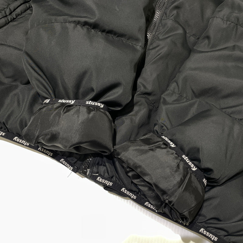 【中古品】【メンズ】 STUSSY ステューシー DOWN JACKET ダウン ジャケット アウター 142-261015-sa-28-teih サイズ：M カラー：ブラック 万代Net店