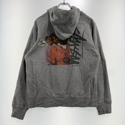 【中古品】【メンズ】 STUSSY ステューシー DE LA SOUL LOGO HOODIE ソウル ロゴ フーディ トップス プルオーバーパーカー 142-261020-ko-03-teih サイズ：M カラー：グレー 万代Net店